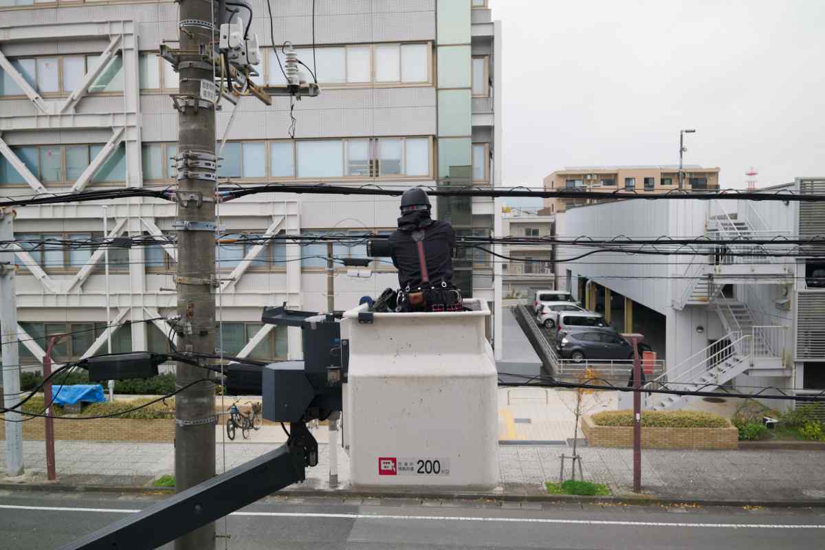配線板のチェックを行うスタッフ