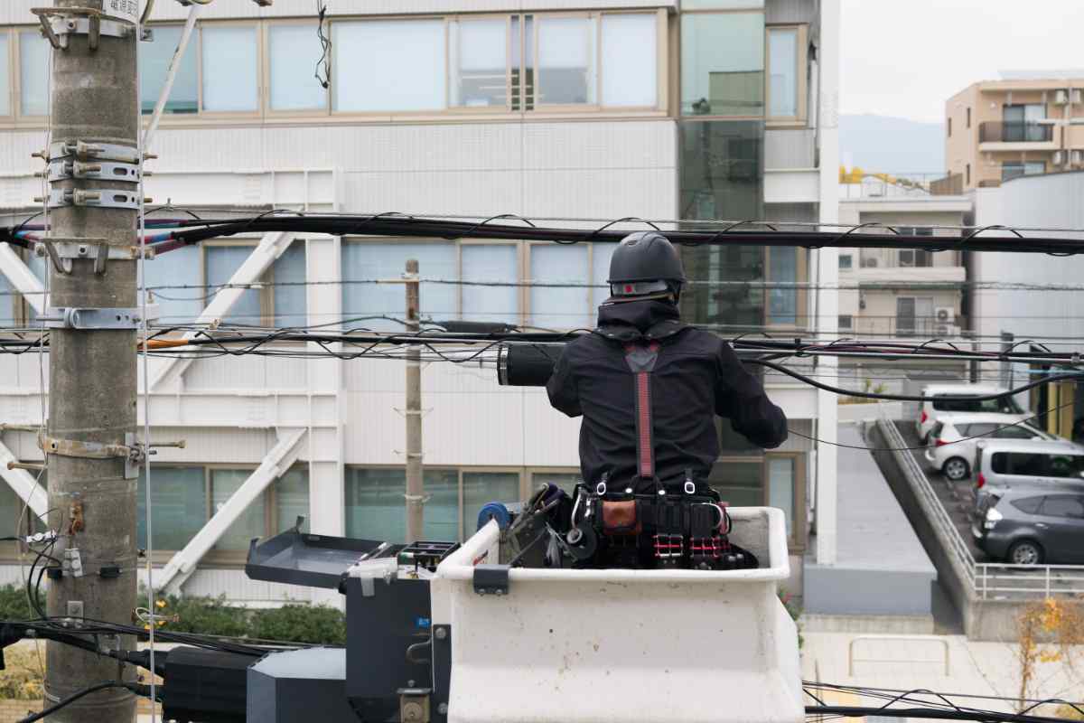 電線の確認をする作業員たち